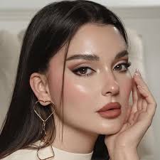 راهنمای آرایش و گریم حرفه‌ای: ترندهای جدید و نکات کاربردی